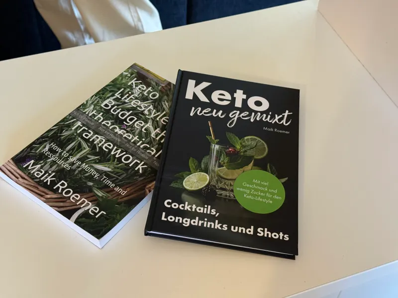 Die Bücher „Keto neu gemixt“ und „Keto Lifestyle on Budget“ auf einem Tisch