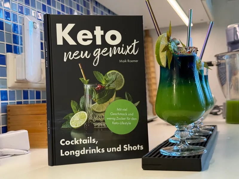 Das Buch „Keto neu gemixt“ neben einem grünen Cocktail