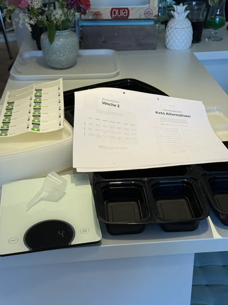 Meal-Prep-Boxen und ein Wochenplan mit Keto-Alternativen
