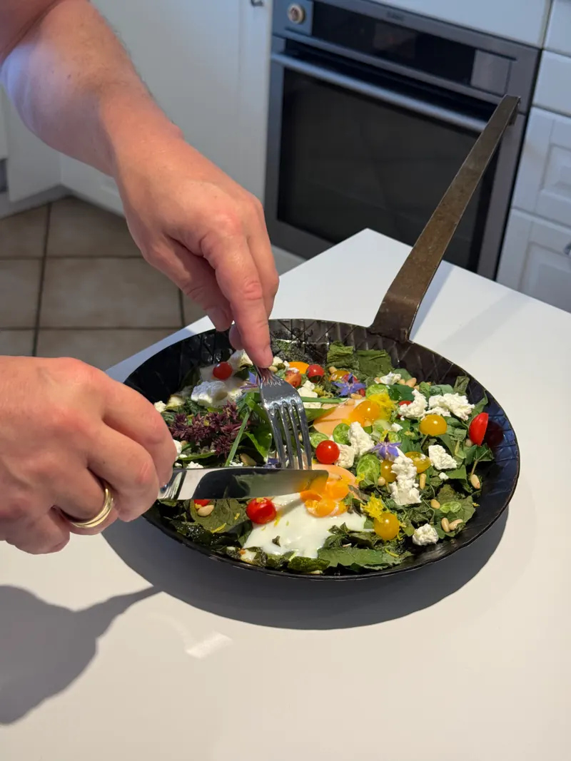 Mit Messer und Gabel wird aus der Kräuterpfanne gegessen